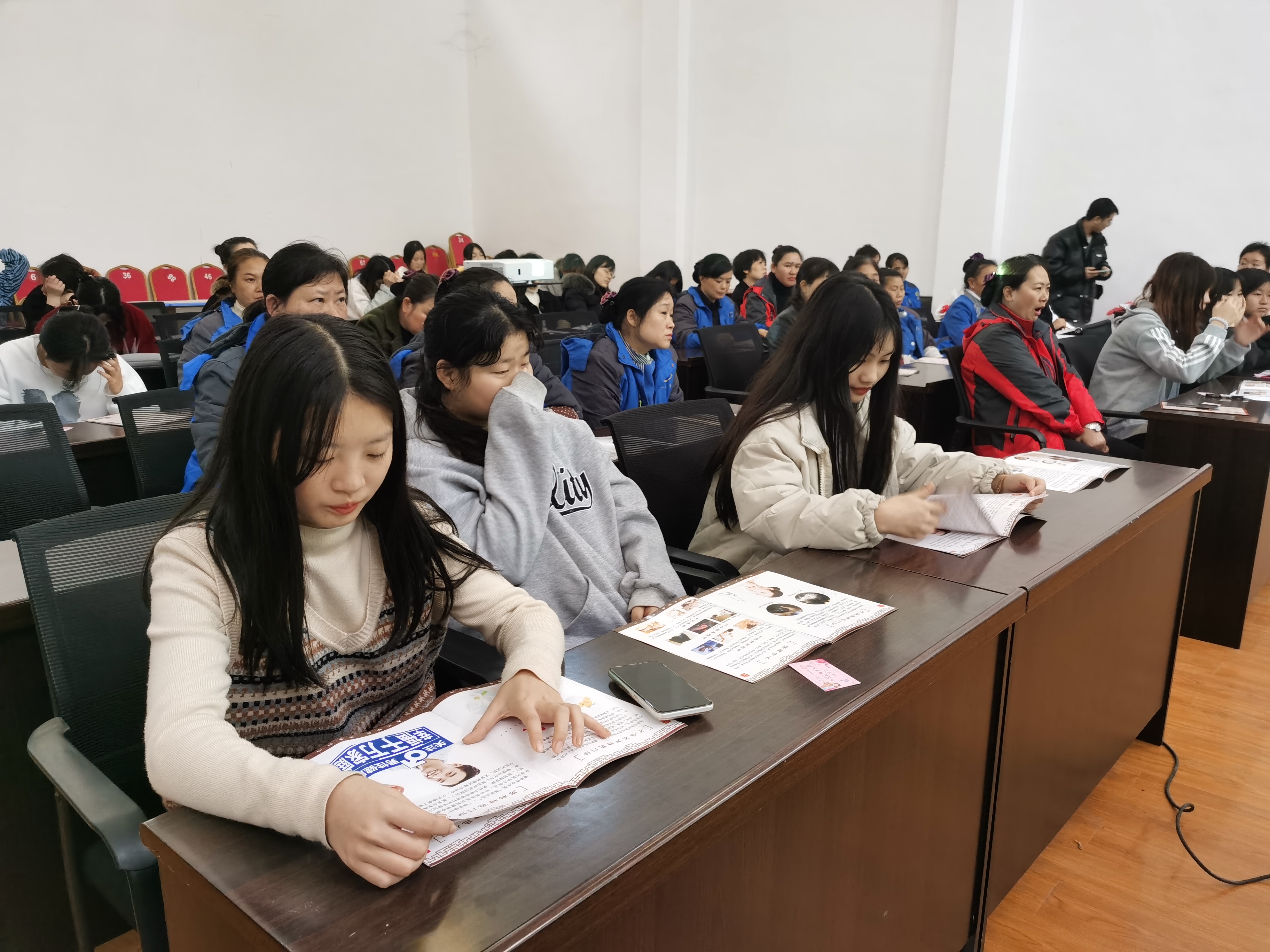 郴州市海纳中等职业技术学校关爱女性  三八活动(图2)