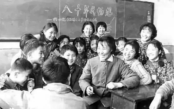 从教70年!93岁的她是无数老师的偶像(图1) 从教70年!93岁的她是无数老师的偶像(图1)